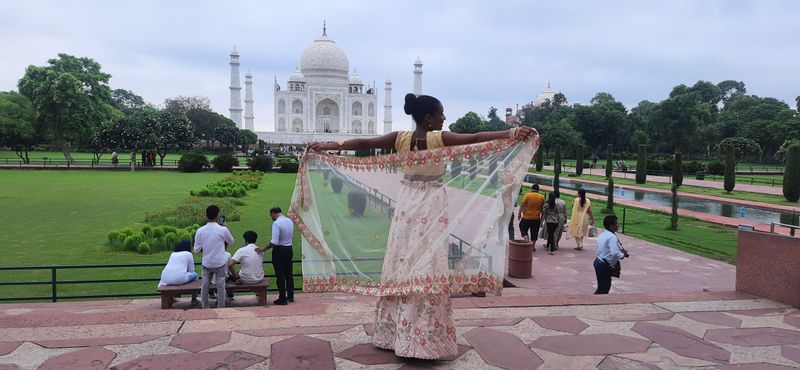 Delhi Private Tour - Dressing like locals and capturing pictures at the Taj Mahal is not just about attire; it's a beautiful cultural experience. Donning traditional Indian clothing, such as a vibrant saree or kurta, allows you to blend in seamlessly with the surroundings. It's a respectful gesture towards the local culture and heritage.