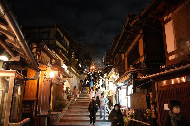 Kyoto Private Tour - Sannenzaka Slope at night