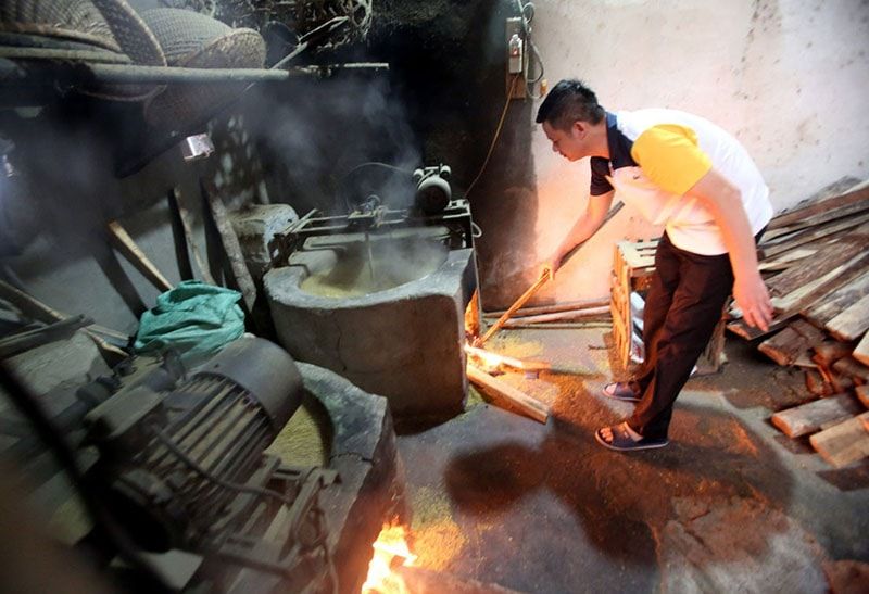 Hanoi Private Tour - Local people are making "com" - green sticky rice 