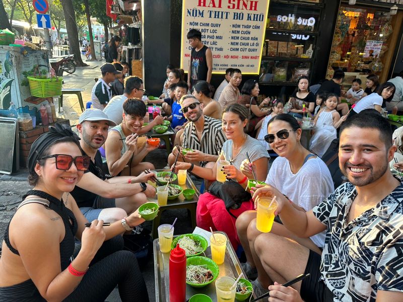 Hanoi Private Tour - We are enjoying green papaya salad with beef and green tea with lime