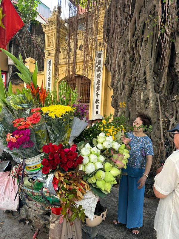 Hanoi Private Tour - Street vedor 