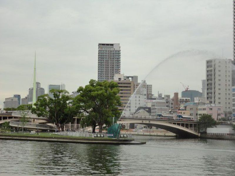 Osaka Private Tour - The fountain is squirting in the daytime.