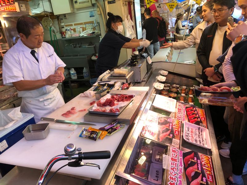 Tokyo Private Tour - Tsukiji Market
Tsukiji Market is Japan's "Food Town", where one can encounter all kinds of Japanese traditional foods. A mixture of wholesale and retail shops along with numerous restaurants line the streets and new culinary trends are born here.