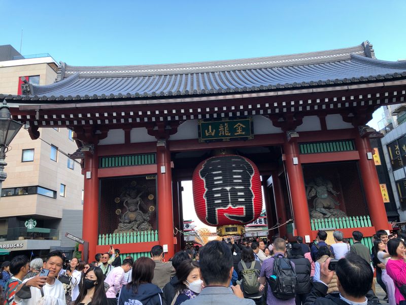 Tokyo Private Tour - The Gate of Thunder (Kaminarimon Gate), Sensoji Temple, Asakusa 
The Kaminarimon Gate, the most famous landmark of Asakusa, serves as the first main gate leading to Sensoji Temple.
The front of the imposing huge vermilion-lacquer lantern displays the gate's name "Thunder Gate" in Chinese characters.