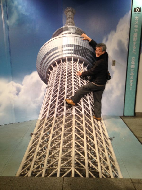 Tokyo Private Tour - King Kong, Nao is climbing Skytree.