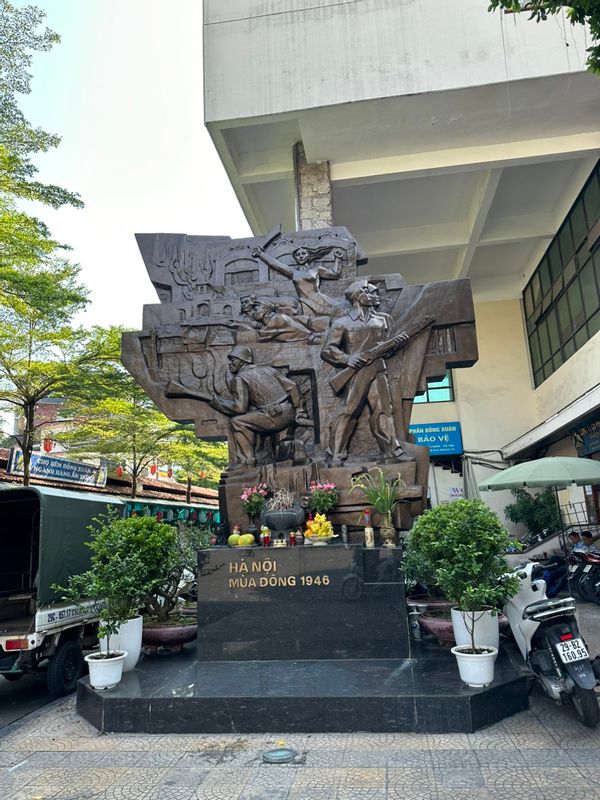 Hanoi Private Tour - War statue