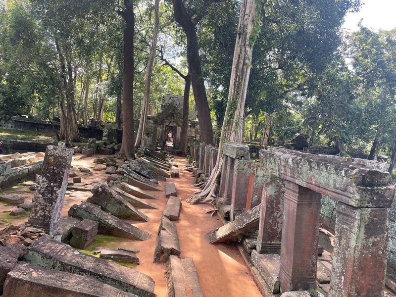 Siem Reap Private Tour - The ruin causeway at Koh Ke