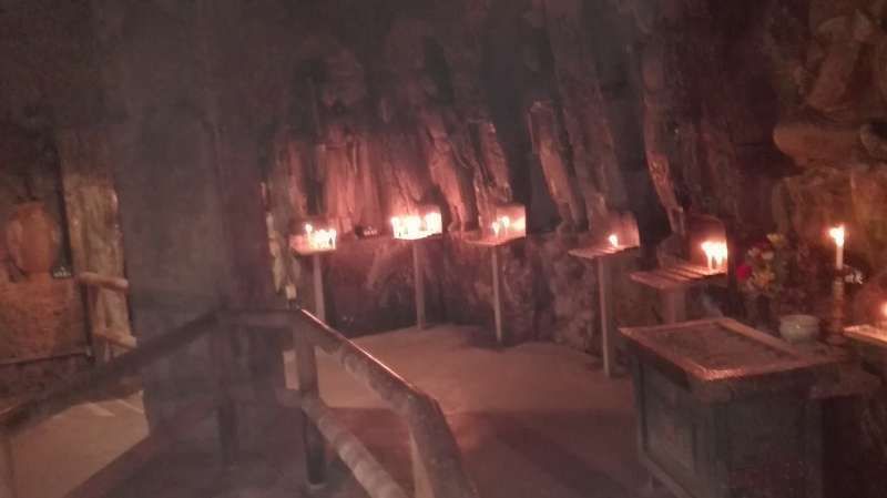 Kanagawa Private Tour - Dans la grotte du temple, vous découvrirez des statues bouddhistes qui vous protègent contre des maux et maladies.