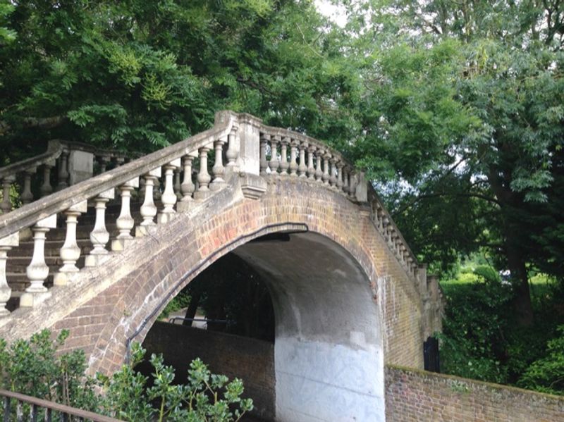 London Private Tour - Bridge in York House gardens