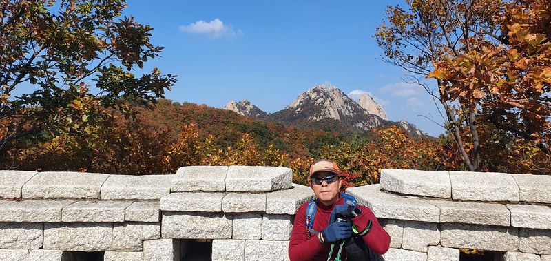 Seoul Private Tour - Fortress in Fall by Hans