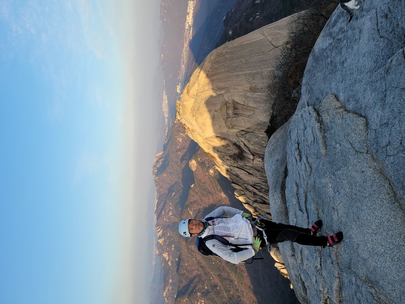 Seoul Private Tour - Peak of the mount in sunset time by Hans