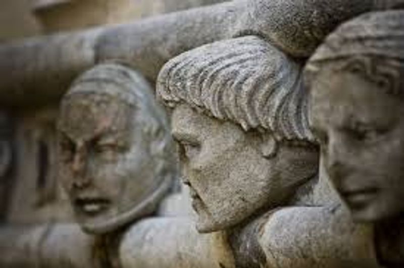 Sibenik Private Tour - "heads" on st.Jackob Cathedral