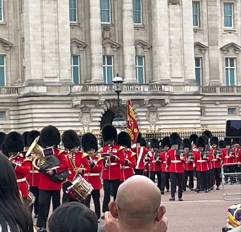 London Private Tour - Changing the Guard at Buckingham Palace. 