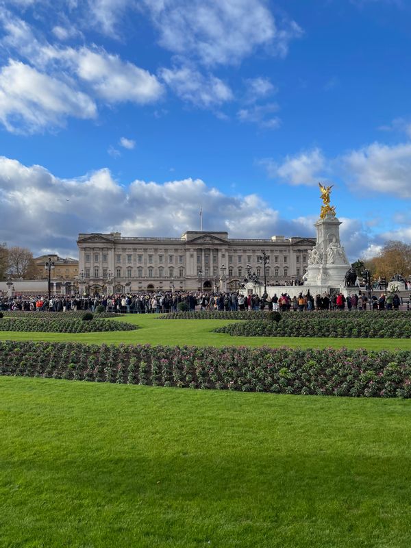 London Private Tour - Buckingham Palace - home of the Royal family (not you, Harry) 