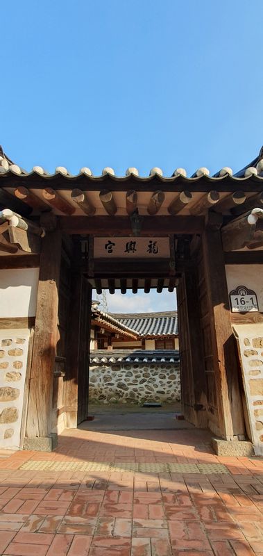 Seoul Private Tour - Main gate of the Yongheunggung, photo by Hans