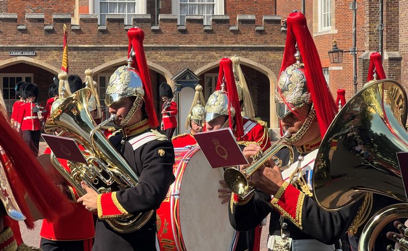 London Private Tour - Changing of the Guard at St James's Palace 