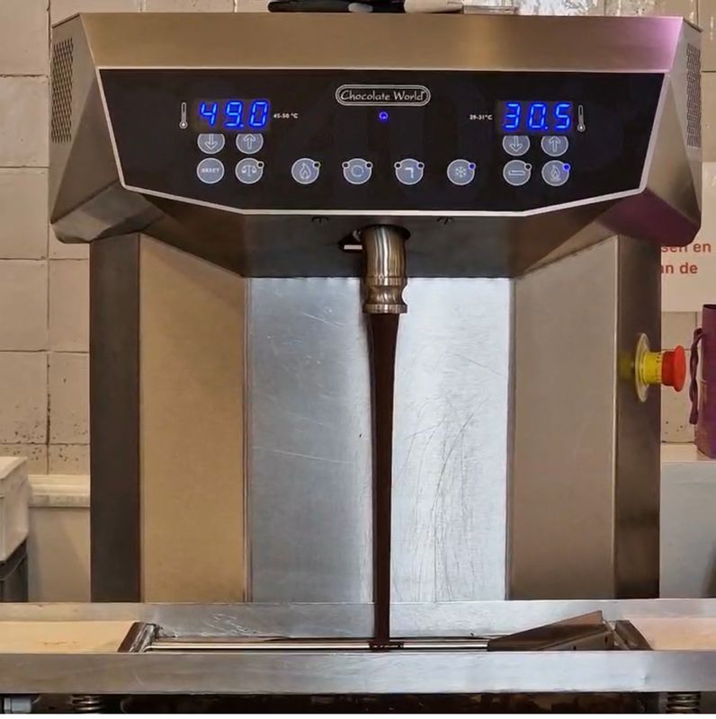 Brussels Private Tour - Chocolate machine