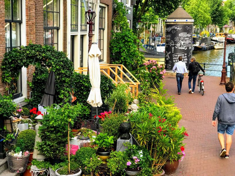 Amsterdam Private Tour - Flânez dans les rues enchanteuses d'Amsterdam, où des chemins pavés historiques s'entremêlent avec des canaux pittoresques, offrant une expérience néerlandaise authentique à chaque coin charmant.