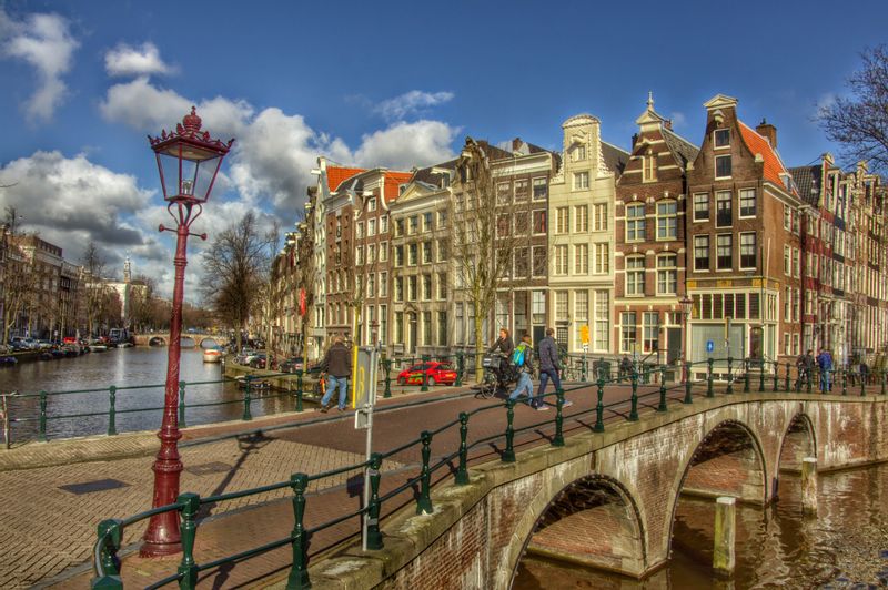 Amsterdam Private Tour - Explorez le charme intemporel des maisons de canal emblématiques d'Amsterdam et des ponts pittoresques, capturant l'essence de l'histoire riche et de la beauté architecturale de la ville.