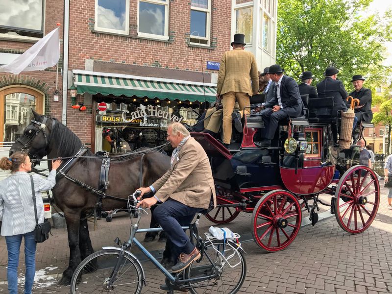 Amsterdam Private Tour - Vivez la fusion harmonieuse du charme d'antan et de la vitalité moderne à Amsterdam, où l'architecture historique rencontre harmonieusement l'énergie contemporaine, créant un paysage urbain captivant qui allie le meilleur des deux mondes.