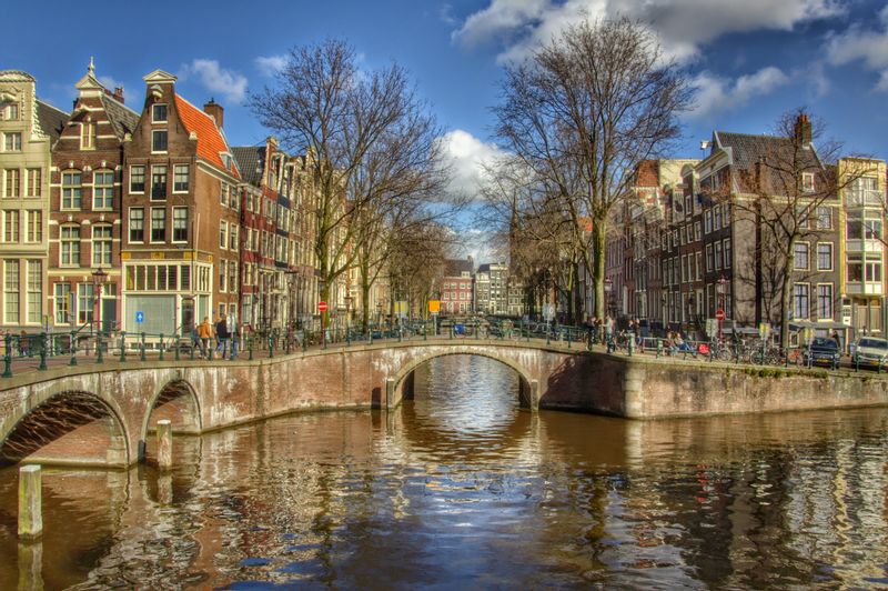 Amsterdam Private Tour - Découvrez le charme intemporel du Vieux Côté historique d'Amsterdam, où les canaux pittoresques, l'architecture centenaire et le riche patrimoine culturel convergent pour créer un voyage inoubliable à travers le passé de la ville.