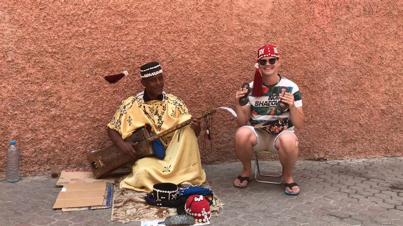 Marrakech Private Tour - Une musique africaine hypnotique, des ornements berbères avec un sens mystérieux, des palais, des cabanes et des étals d'artisans qui créent une beauté inimaginable ici même.