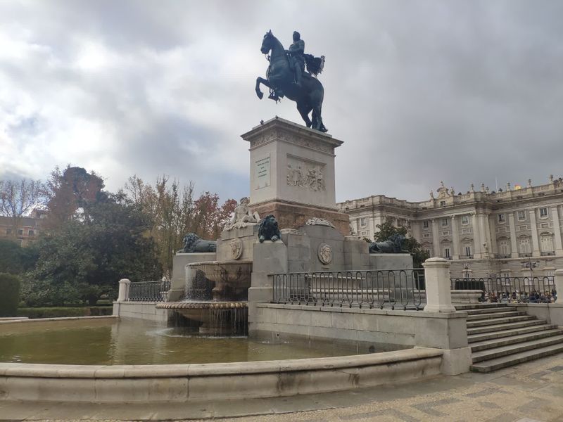 Madrid Private Tour - Who is this guy in a horse ? Galileo Galilei had a lot to do about it