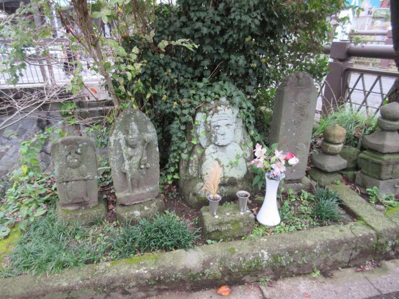 Kamakura Private Tour - Old stone Buddha along road