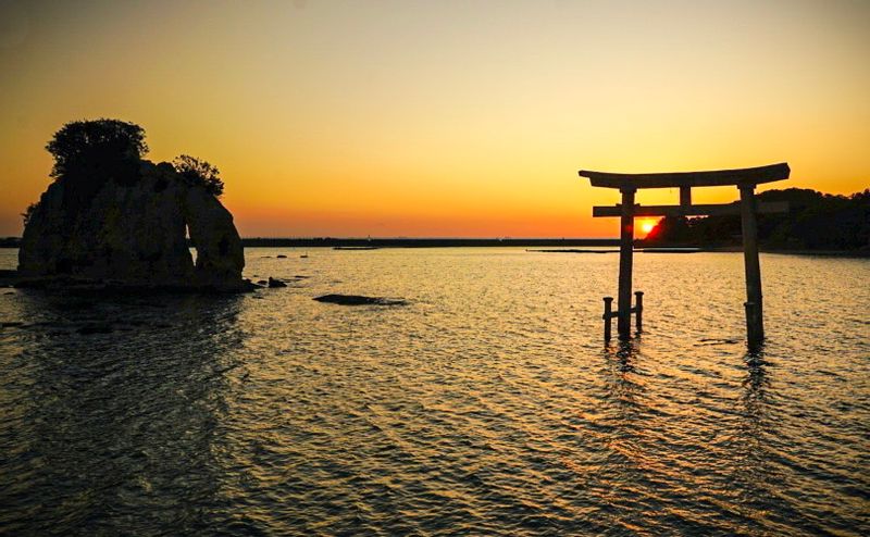 Osaka Private Tour - Trii Gate in the sea