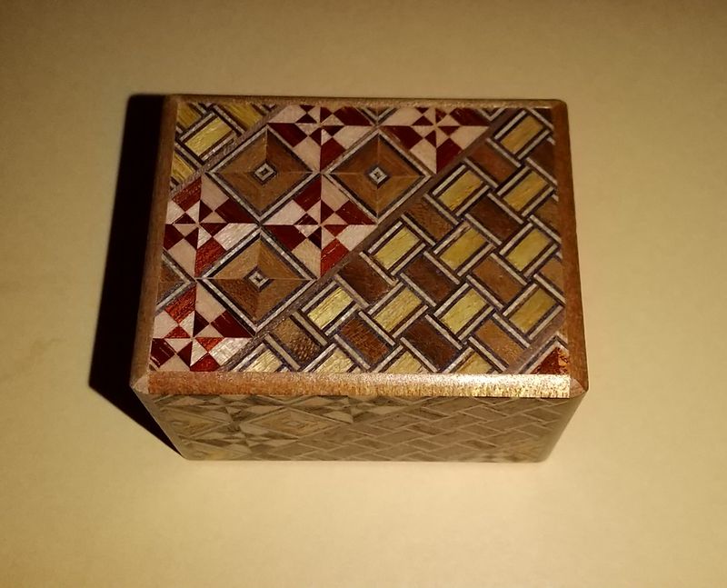 Hakone Private Tour - Hakone Yosegi-zaiku (Wood combination pattern) craft. This is a secret box. To open the box, we have to follow to a specific procidure.