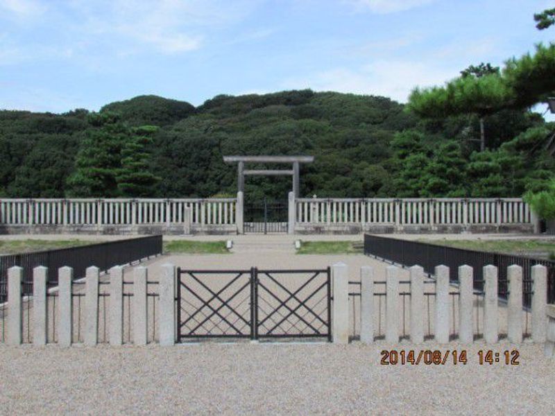 Osaka Private Tour - The front of the Mausoleum of Emperor Nintoku