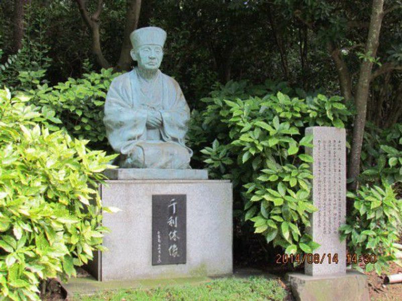 Osaka Private Tour - The statue of Sen-no-rikyu, a tea master, in Daisen Park