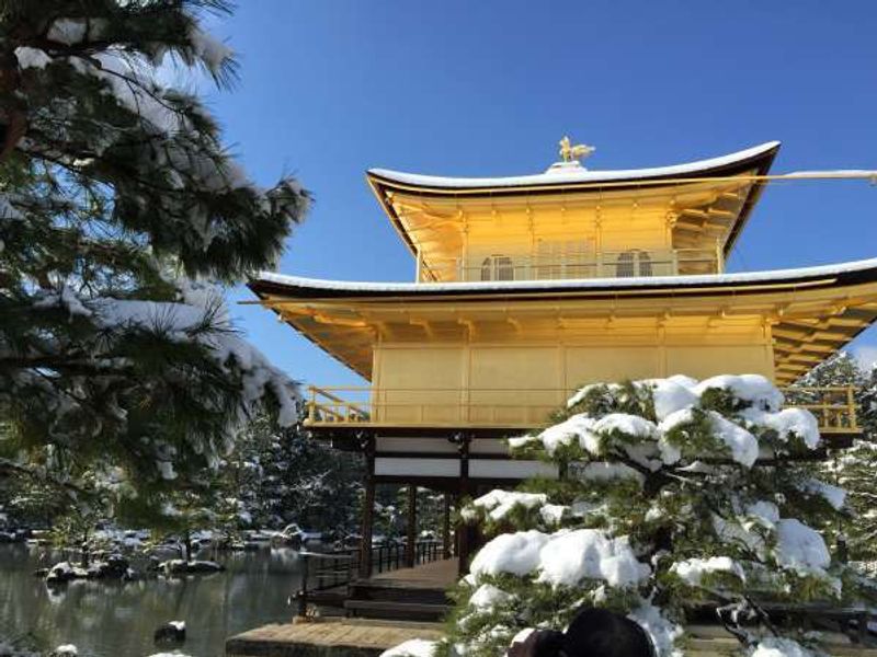 Kyoto Private Tour - Templo de Oro (KINKAKU) siempre nos da una imagen de la belleza, especialmente en el invierno con la nieve.