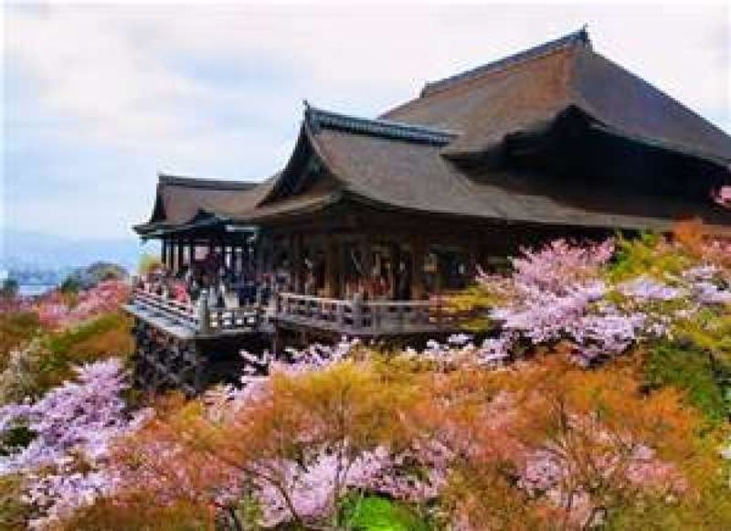 Kyoto Private Tour - Templo de Kiyomizu tiene el escenario de donde podemos dominar el paisaje de Kyoto.