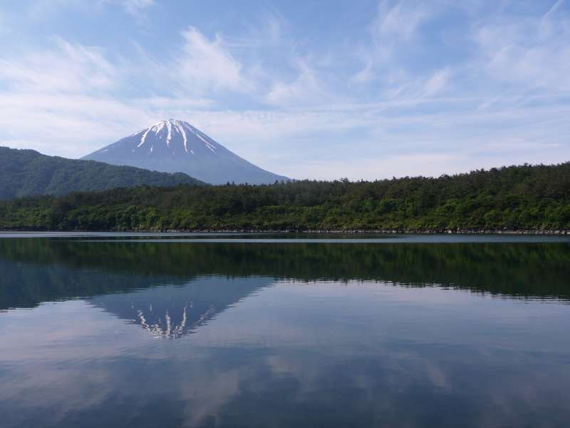 Mount Fuji Private Tour - If the weather is good, this is the sight you will find as soon as you get off the bus. Combination of Mt. Fuji and Lake Saiko with Mt. Fuji reflection on the water. From around July until around November, you will not see snow. 