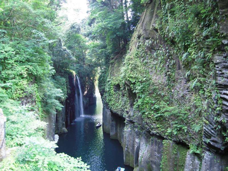 Fukuoka Private Tour - Beautiful Takachiho gorge. The spectacular steep walls of the Takachiho Gorge were formed by columnar jointing.