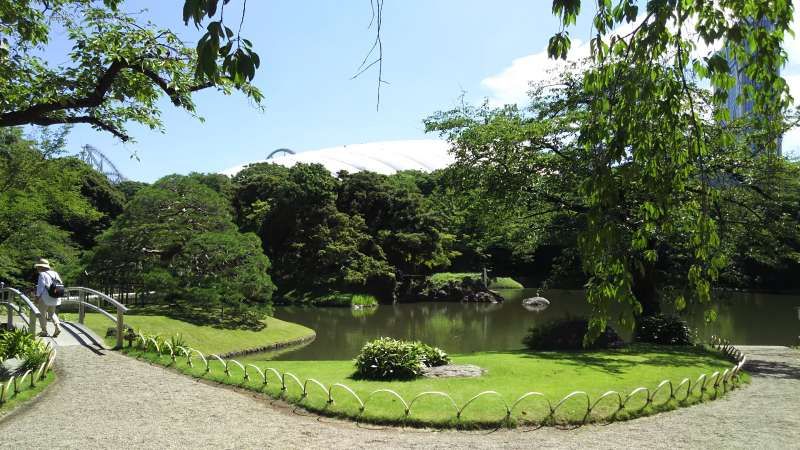 Tokyo Private Tour - Koiskawa korakuen Japanese traditional garden. Tokyo dome( baseball stadium) on the back.