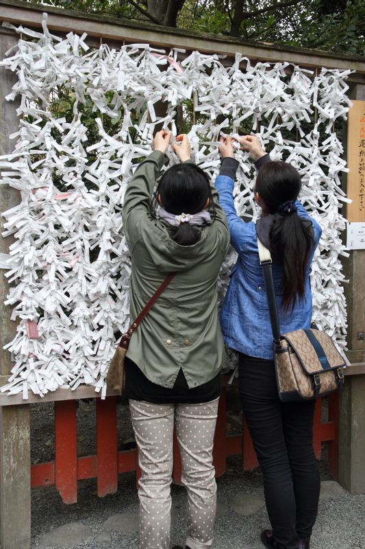 Kamakura Private Tour - tie up fortune-telling paper strips