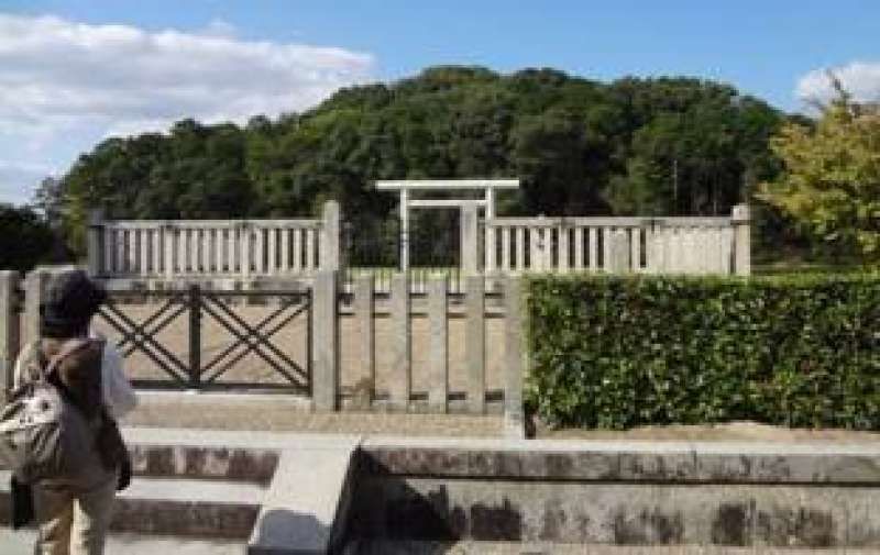 Nara Private Tour - Ancient Keyhole-shaped tumulus
Mausoleum of Emperor Suinin - 11th emperor