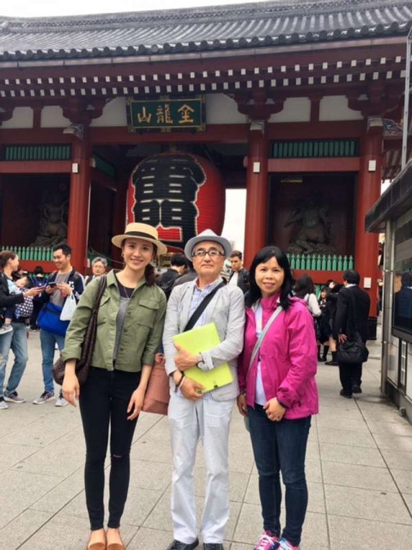 Tokyo Private Tour - At Kaminarimon Gate in Asakusa