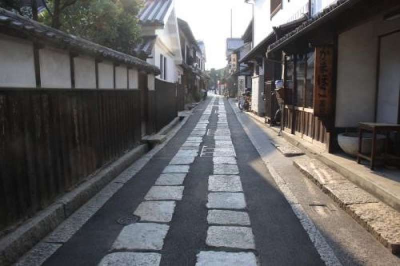Okayama Private Tour - This is an alley between old houses. These houses were built about two hundred years ago, in Edo Period. It is a quiet place. You can enjoy the atmosphere of the old city Kurashiki. 