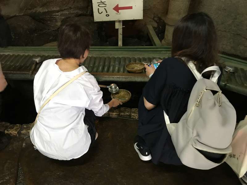 Kamakura Private Tour - People believe the spring water at the Money Washing Shrine (W3) will energize and multiply it.
