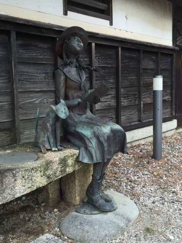 Shiga Private Tour - [Autumn] Statue of a Reading Girl, along the Nostalgic Street of Kunitomo Matchlock Museum (国友鉄砲の里資料館)