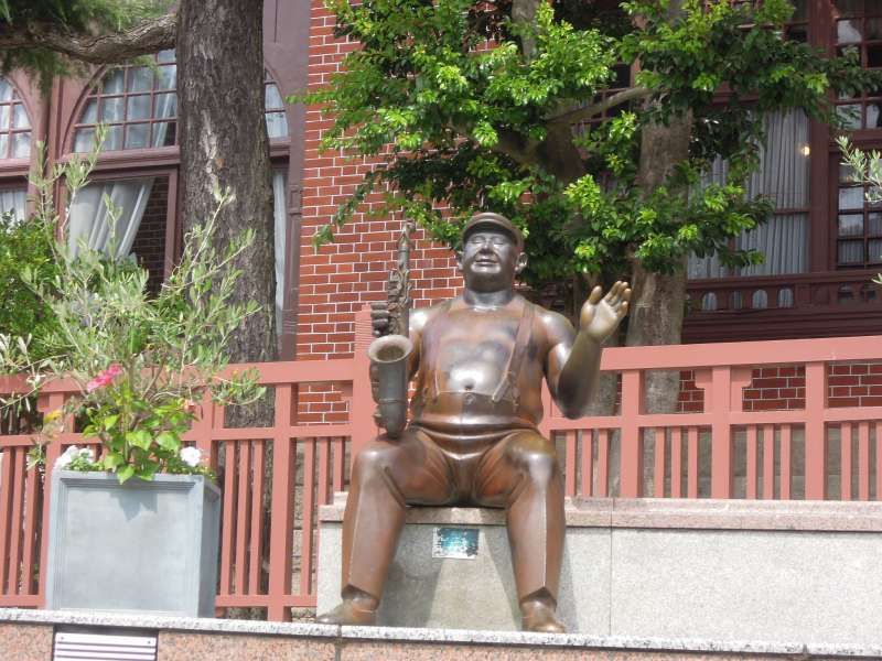 Kobe Private Tour - A Bronze Statue in front of Weathercock House