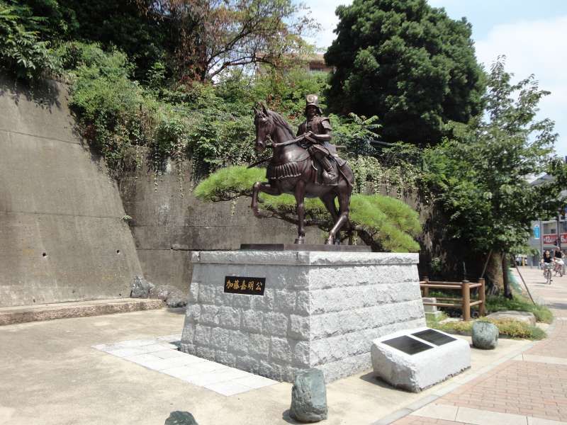 Ehime Private Tour - Statue of the founder of the castle, Kato Yoshiaki.Permitted to construct a castle in 1600 by Ieyasu Tokugawa, Yoshiaki began constructing the castle in 1603. It took 25 yeas to complete it.