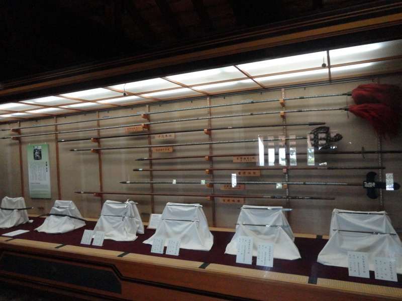 Ehime Private Tour - Thera are many spears and swords exhibited here. Yoshiaki, the first feudal lord, was well-known as an expert in the use of spears.