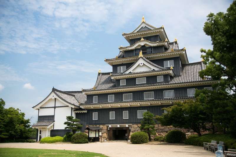 Okayama Private Tour - Okayama Castle was constructed in 1597 under the direction of toyotomi Hideyoshi. The present castle was reconstructed because it had bombing during the world War Ⅱ.  Tsukimi Watch-tower and stone walls are the original one.