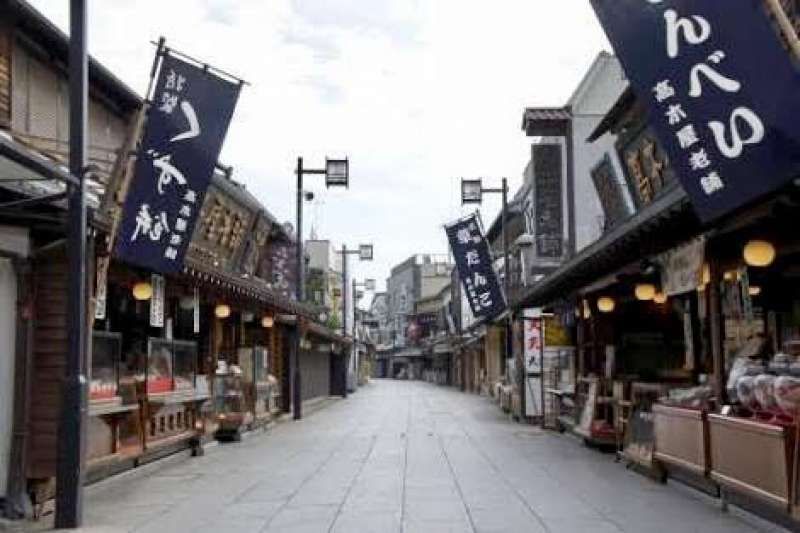 Tokyo Private Tour - Enjoy shopping and Japanese sweets at the shopping road that leads to Taishakuten Temple