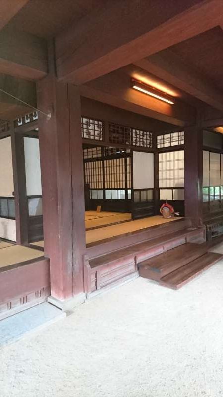 Ehime Private Tour - Inside the residence. What is seen in the center is the so-called central pillar, which reaches from the earthen ground floor to the second floor. It is made of high quality pine wood, providing a central structure of support for the residence.