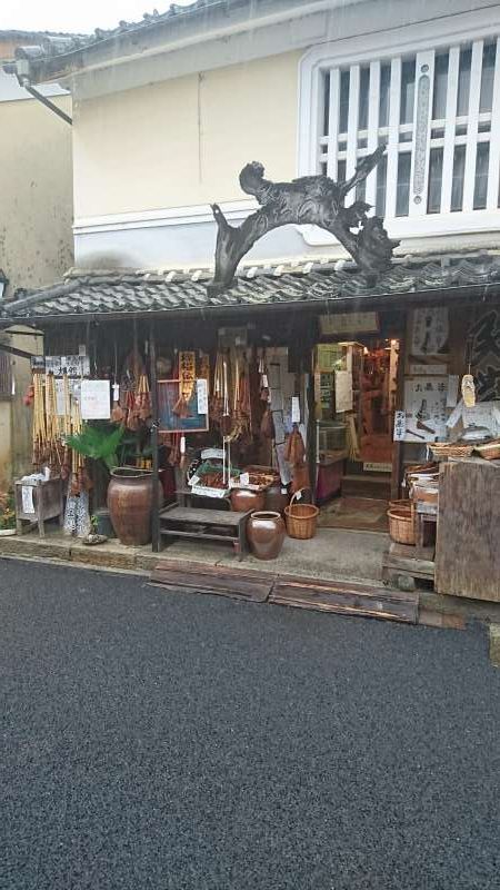 Ehime Private Tour - Along the path there are lots of small but attractive shops. This shop selling handicrafts made from palm trees. Many types of brooms such as ones for cleaning your desk.